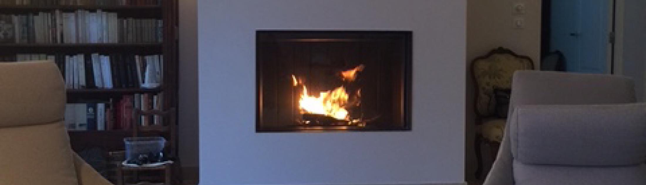 Pose par FEU DESIGN d'une cheminée bois W100/61F de la marque KALFIRE à EVENOS
