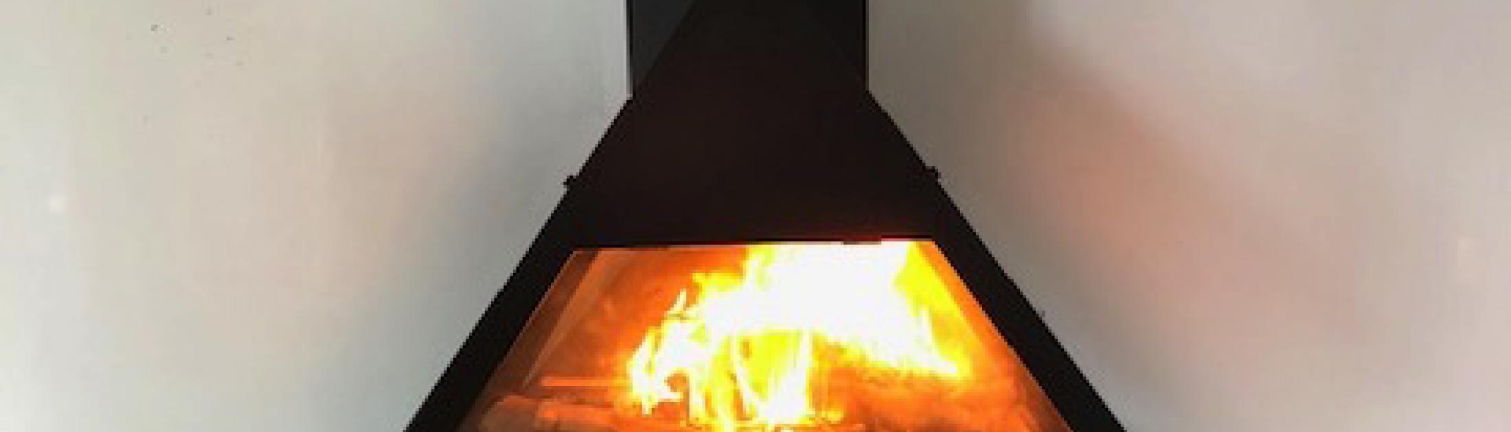 Installation à Serre Chevalier d'une cheminée métal TRAFORART par nos équipes FEU DESIGN
